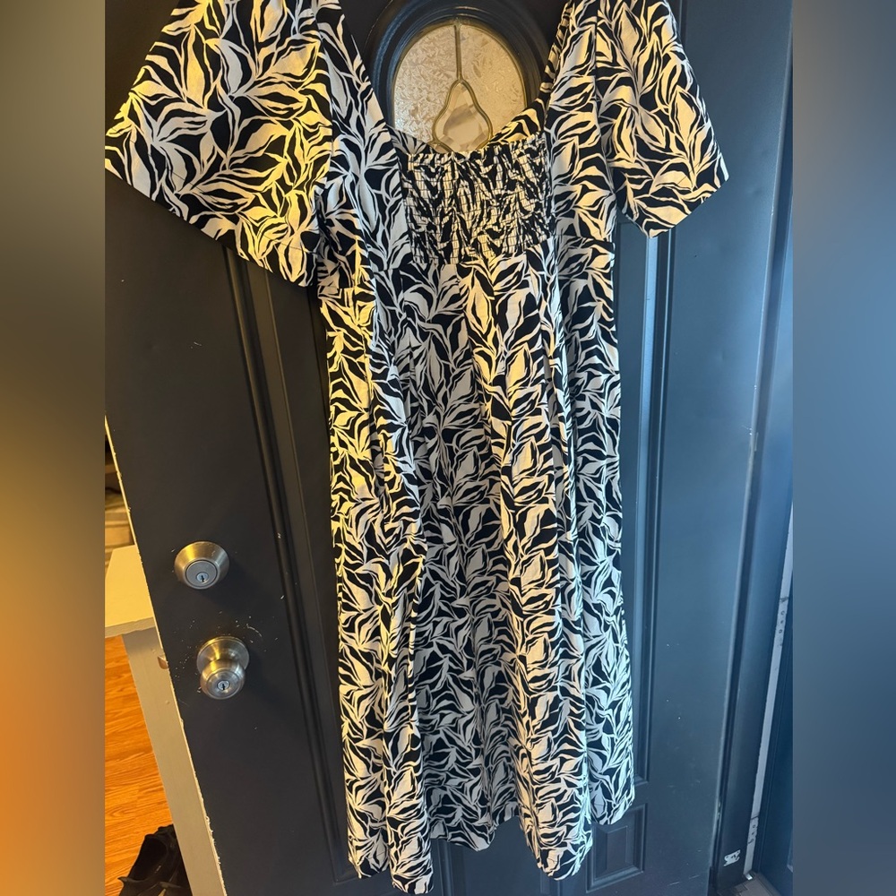 A New Day Black White Floral
Short Sleeve Midi Dress Size 14